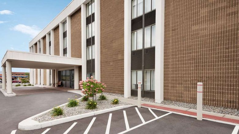 <b>Super 8 Liverpool/ Syracuse Area Exterior</b>. Images powered by <a href="https://iceportal.shijigroup.com/" title="IcePortal" target="_blank">IcePortal</a>.