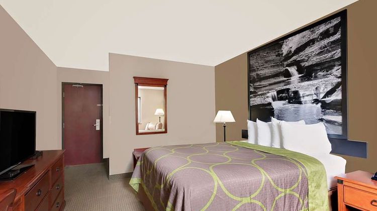 Super 8 Ithaca Room