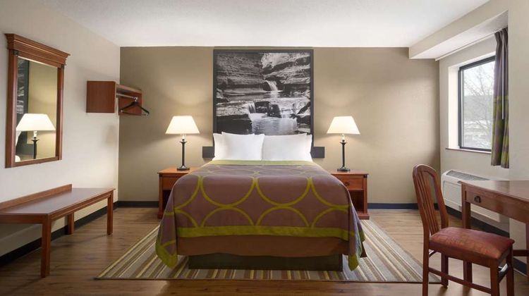 Super 8 Ithaca Suite