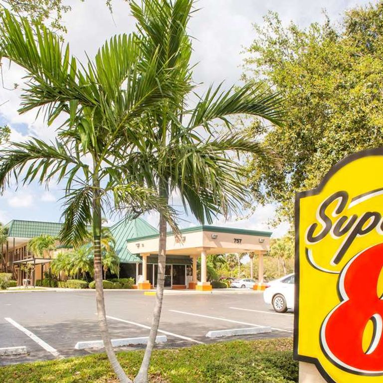 Super 8 by Wyndham North Palm Beach