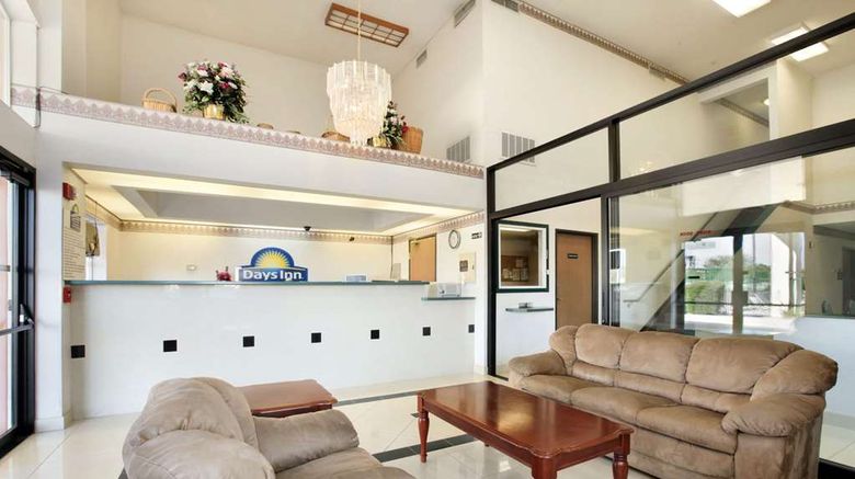 <b>Days Inn Phoenix North Lobby</b>. Images powered by <a href="https://iceportal.shijigroup.com/" title="IcePortal" target="_blank">IcePortal</a>.