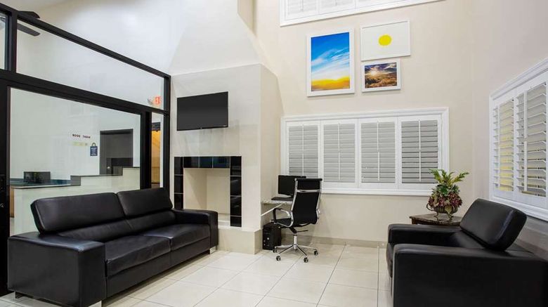 <b>Days Inn Phoenix North Lobby</b>. Images powered by <a href="https://iceportal.shijigroup.com/" title="IcePortal" target="_blank">IcePortal</a>.