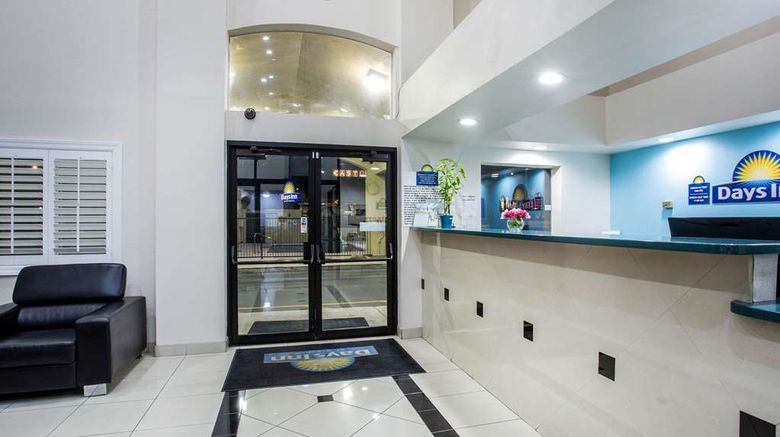 <b>Days Inn Phoenix North Lobby</b>. Images powered by <a href="https://iceportal.shijigroup.com/" title="IcePortal" target="_blank">IcePortal</a>.
