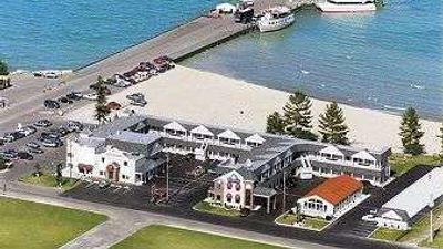 Days Inn by Wyndham Mackinaw City - Lakeview