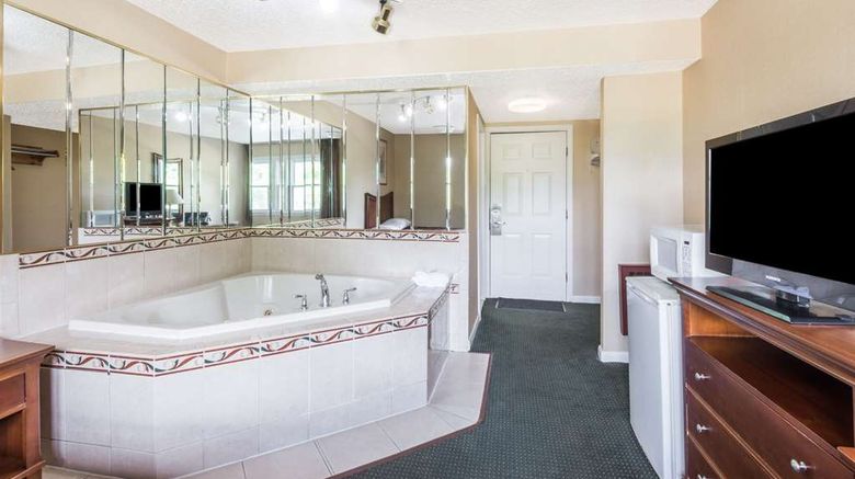 <b>Howard Johnson Hartford South Rocky Hill Room</b>. Images powered by <a href="https://iceportal.shijigroup.com/" title="IcePortal" target="_blank">IcePortal</a>.