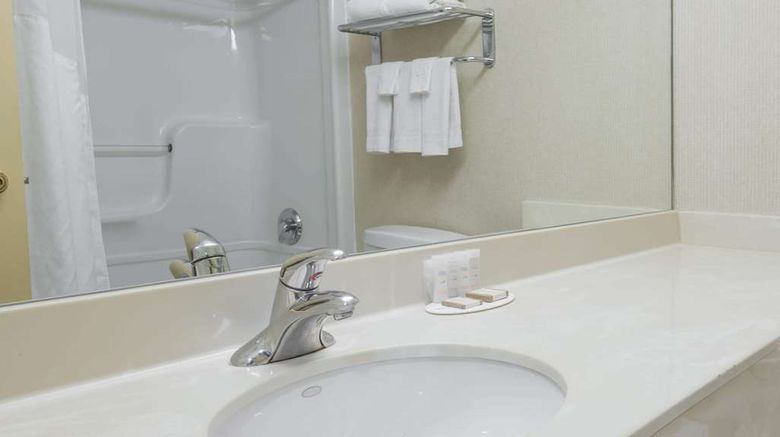 <b>Howard Johnson Inn Toronto Downtown West Room</b>. Images powered by <a href="https://iceportal.shijigroup.com/" title="IcePortal" target="_blank">IcePortal</a>.