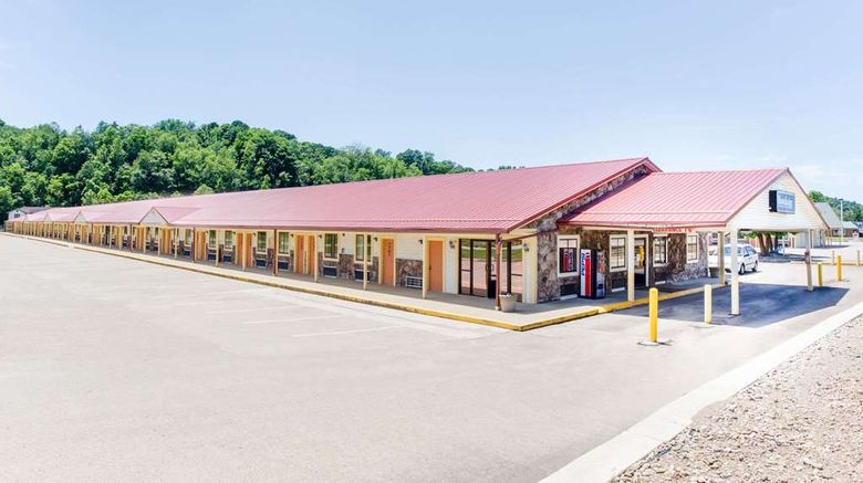 <b>Travelodge Parkersburg Exterior</b>. Images powered by <a href="https://iceportal.shijigroup.com/" title="IcePortal" target="_blank">IcePortal</a>.