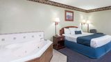 Days Inn & Suites Youngstown/Girard Suite