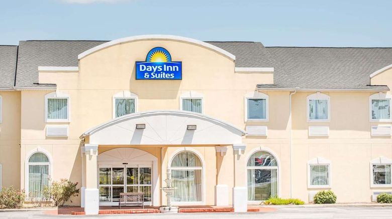 Days Inn  and  Suites Swainsboro Exterior. Images powered by <a href="http://web.iceportal.com" target="_blank" rel="noopener">Ice Portal</a>.