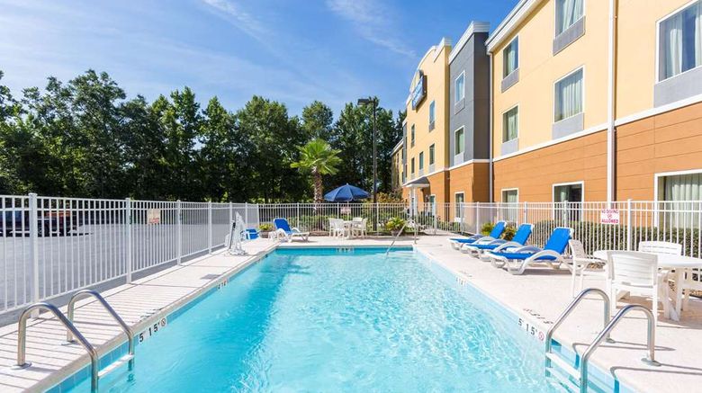 <b>Days Inn & Suites - Savannah North I-95 Pool</b>. Images powered by <a href="https://iceportal.shijigroup.com/" title="IcePortal" target="_blank">IcePortal</a>.