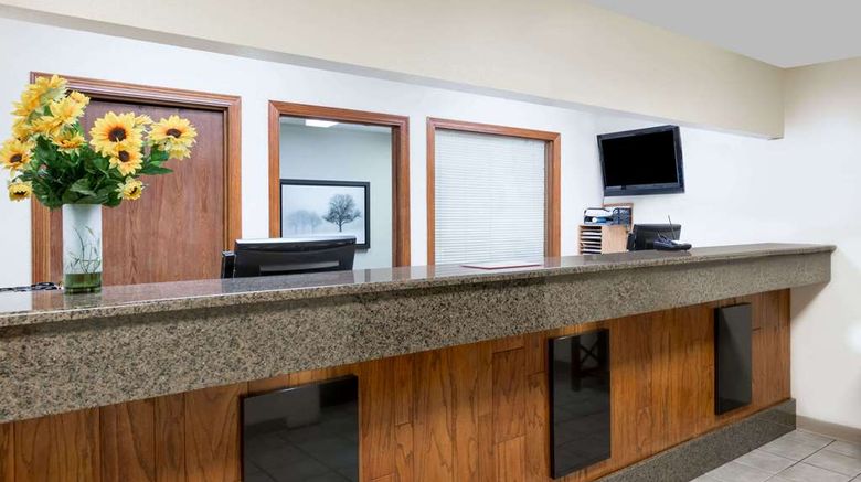 <b>Days Inn & Suites Des Moines Airport Lobby</b>. Images powered by <a href="https://iceportal.shijigroup.com/" title="IcePortal" target="_blank">IcePortal</a>.