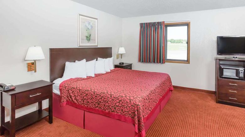 <b>Days Inn & Suites Des Moines Airport Room</b>. Images powered by <a href="https://iceportal.shijigroup.com/" title="IcePortal" target="_blank">IcePortal</a>.