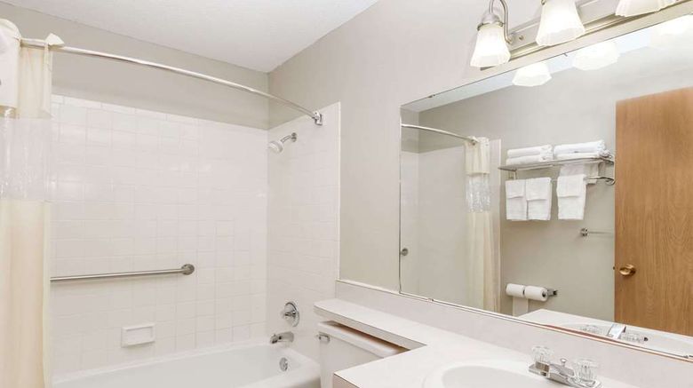 <b>Days Inn & Suites Des Moines Airport Room</b>. Images powered by <a href="https://iceportal.shijigroup.com/" title="IcePortal" target="_blank">IcePortal</a>.