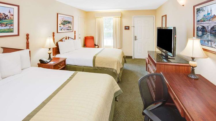 Baymont Inn & Suites Ozark Room