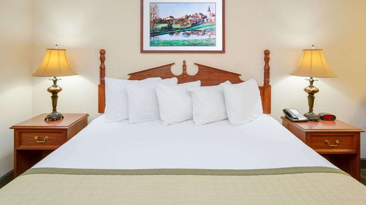 Baymont Inn & Suites Ozark Room