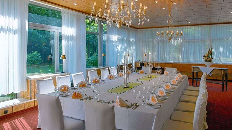 <b>Wyndham Garden Lahnstein Koblenz Restaurant</b>. Images powered by <a href="https://iceportal.shijigroup.com/" title="IcePortal" target="_blank">IcePortal</a>.