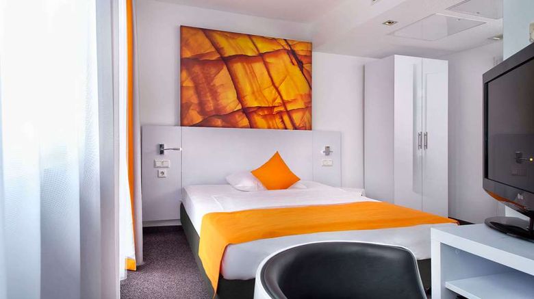 <b>Wyndham Garden City Centre Koenigsallee Room</b>. Images powered by <a href="https://iceportal.shijigroup.com/" title="IcePortal" target="_blank">IcePortal</a>.