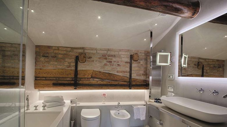 <b>Hotel Santa Chiara Suite</b>. Images powered by <a href="https://iceportal.shijigroup.com/" title="IcePortal" target="_blank">IcePortal</a>.