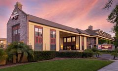 Best Western Plus Raffles Inn & Suites