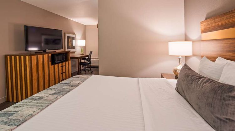 Best Western Cedar Inn & Suites Room