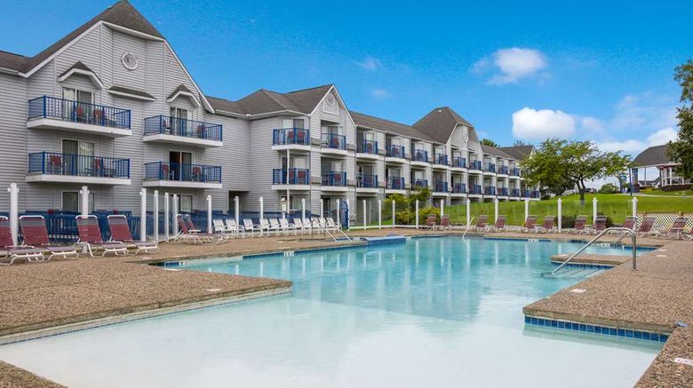 <b>Best Western Harbour Pointe Lakefront Pool</b>. Images powered by <a href="https://iceportal.shijigroup.com/" title="IcePortal" target="_blank">IcePortal</a>.