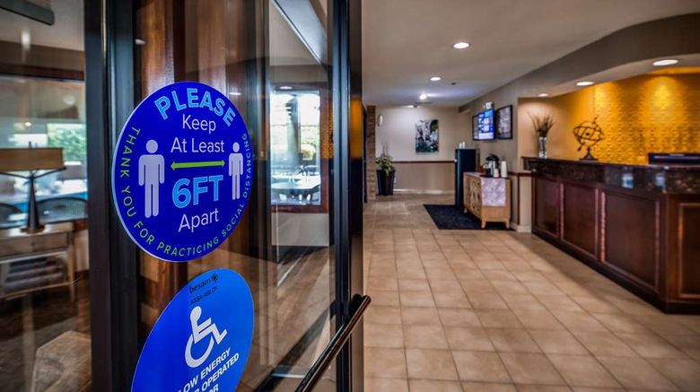 <b>Best Western Lakewood Inn Lobby</b>. Images powered by <a href="https://iceportal.shijigroup.com/" title="IcePortal" target="_blank">IcePortal</a>.