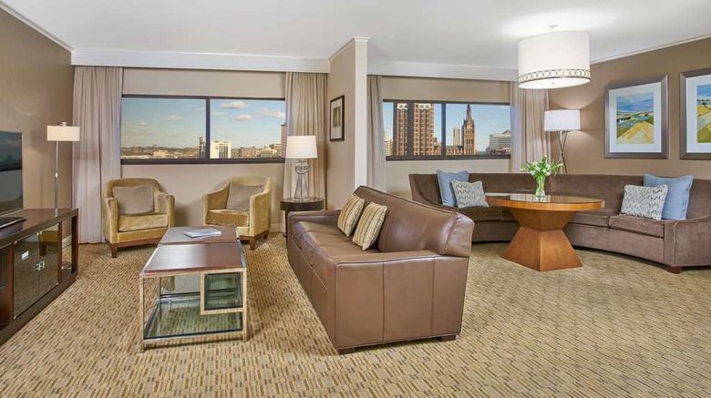 <b>Hyatt Regency Milwaukee Suite</b>. Images powered by <a href="https://iceportal.shijigroup.com/" title="IcePortal" target="_blank">IcePortal</a>.