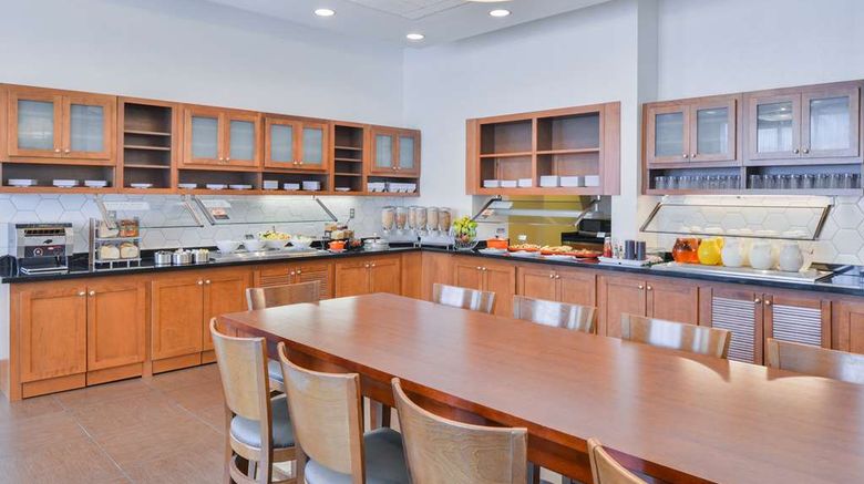 <b>Hyatt Place Herndon/Dulles Airport-East Restaurant</b>. Images powered by <a href="https://iceportal.shijigroup.com/" title="IcePortal" target="_blank">IcePortal</a>.