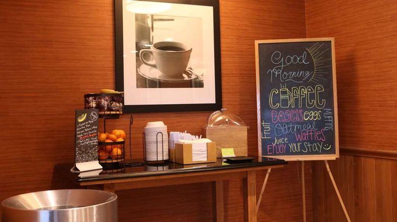 <b>Hampton Inn & Suites Fremont Restaurant</b>. Images powered by <a href="https://iceportal.shijigroup.com/" title="IcePortal" target="_blank">IcePortal</a>.