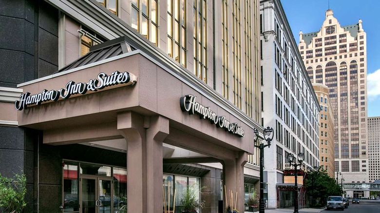 <b>Hampton Inn & Suites Milwaukee/Downtown Exterior</b>. Images powered by <a href="https://iceportal.shijigroup.com/" title="IcePortal" target="_blank">IcePortal</a>.