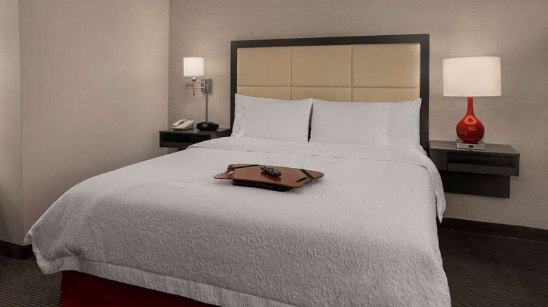 <b>Hampton Inn & Suites Milwaukee/Downtown Room</b>. Images powered by <a href="https://iceportal.shijigroup.com/" title="IcePortal" target="_blank">IcePortal</a>.