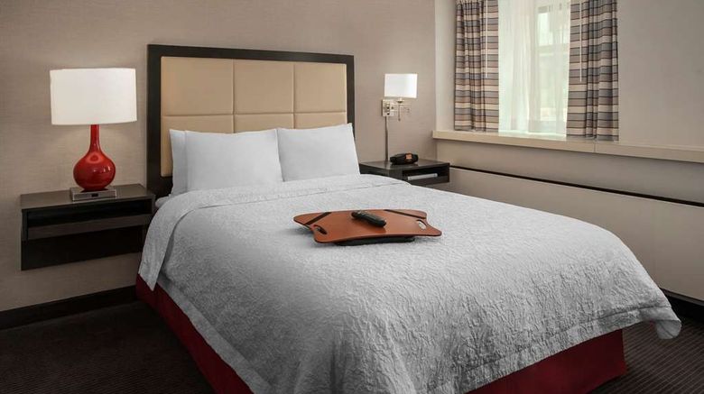 <b>Hampton Inn & Suites Milwaukee/Downtown Room</b>. Images powered by <a href="https://iceportal.shijigroup.com/" title="IcePortal" target="_blank">IcePortal</a>.