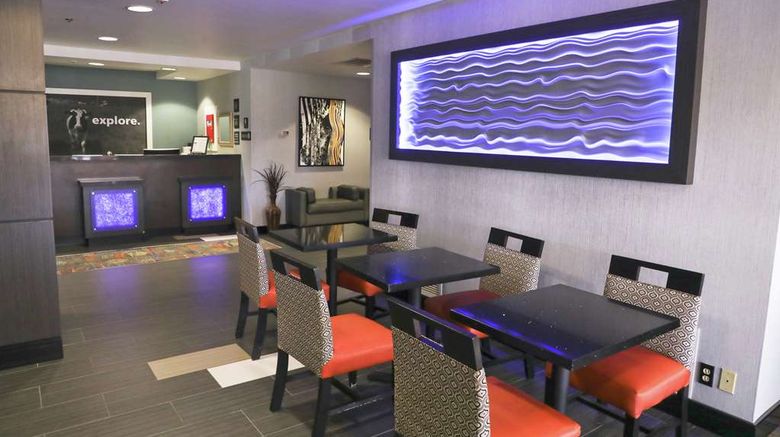 <b>Hampton Inn Muskogee Lobby</b>. Images powered by <a href="https://iceportal.shijigroup.com/" title="IcePortal" target="_blank">IcePortal</a>.