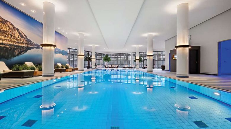 <b>Hilton Munich Airport Pool</b>. Images powered by <a href="https://iceportal.shijigroup.com/" title="IcePortal" target="_blank">IcePortal</a>.