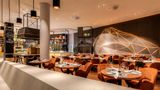 <b>Hilton Munich Airport Restaurant</b>. Images powered by <a href="https://iceportal.shijigroup.com/" title="IcePortal" target="_blank">IcePortal</a>.