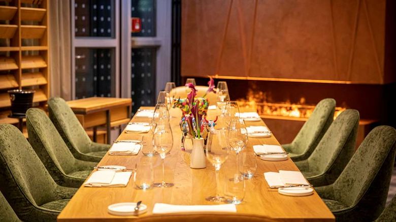 <b>Hilton Munich Airport Restaurant</b>. Images powered by <a href="https://iceportal.shijigroup.com/" title="IcePortal" target="_blank">IcePortal</a>.