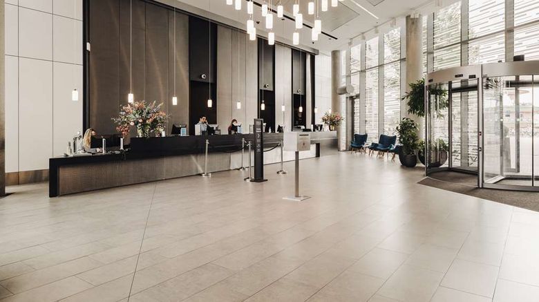 <b>DoubleTree Amsterdam Centraal Station Lobby</b>. Images powered by <a href="https://iceportal.shijigroup.com/" title="IcePortal" target="_blank">IcePortal</a>.