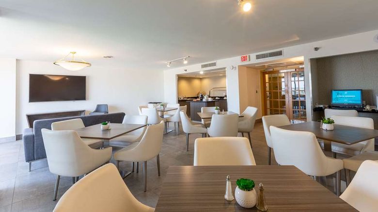 <b>DoubleTree by Hilton Hotel Richardson Restaurant</b>. Images powered by <a href="https://iceportal.shijigroup.com/" title="IcePortal" target="_blank">IcePortal</a>.