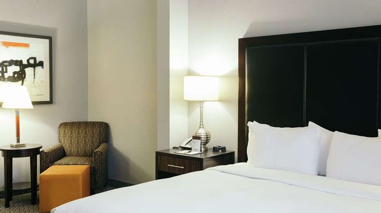 <b>DoubleTree by Hilton Des Moines Arpt Room</b>. Images powered by <a href="https://iceportal.shijigroup.com/" title="IcePortal" target="_blank">IcePortal</a>.