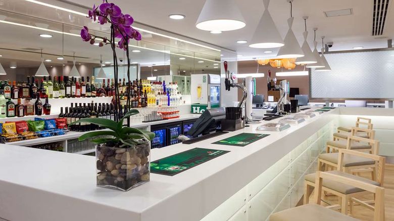 <b>Hampton by Hilton London Gatwick Airport Restaurant</b>. Images powered by <a href="https://iceportal.shijigroup.com/" title="IcePortal" target="_blank">IcePortal</a>.
