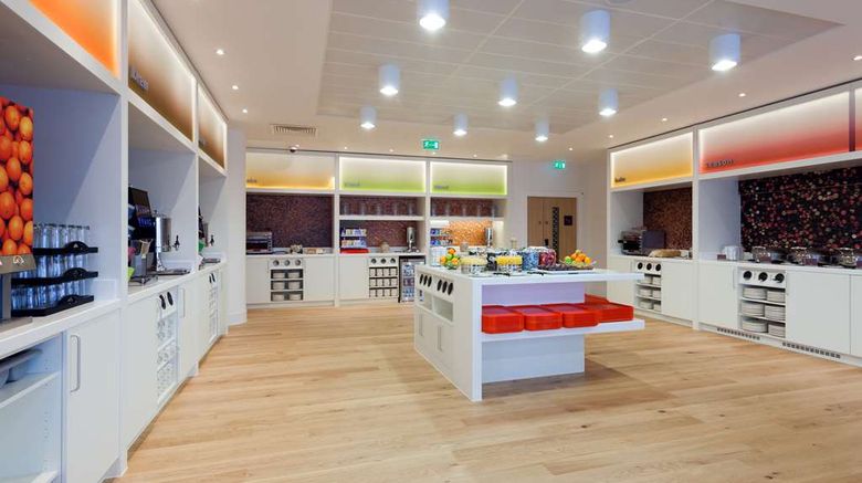 <b>Hampton by Hilton London Gatwick Airport Restaurant</b>. Images powered by <a href="https://iceportal.shijigroup.com/" title="IcePortal" target="_blank">IcePortal</a>.