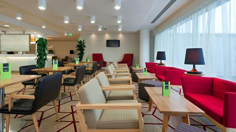 <b>Hampton by Hilton London Gatwick Airport Lobby</b>. Images powered by <a href="https://iceportal.shijigroup.com/" title="IcePortal" target="_blank">IcePortal</a>.