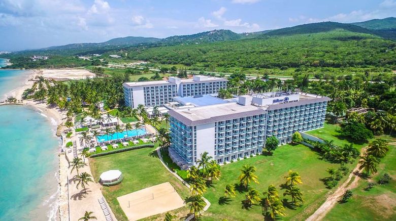 <b>Hilton Rose Hall Pool</b>. Images powered by <a href="https://iceportal.shijigroup.com/" title="IcePortal" target="_blank">IcePortal</a>.