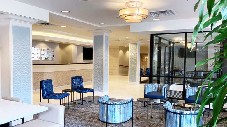 <b>DoubleTree by Hilton Milwaukee Downtown Lobby</b>. Images powered by <a href="https://iceportal.shijigroup.com/" title="IcePortal" target="_blank">IcePortal</a>.