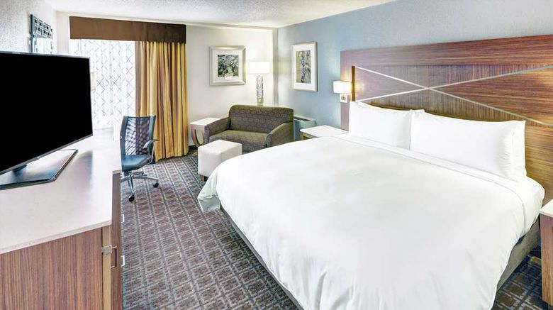<b>DoubleTree by Hilton Milwaukee Downtown Room</b>. Images powered by <a href="https://iceportal.shijigroup.com/" title="IcePortal" target="_blank">IcePortal</a>.