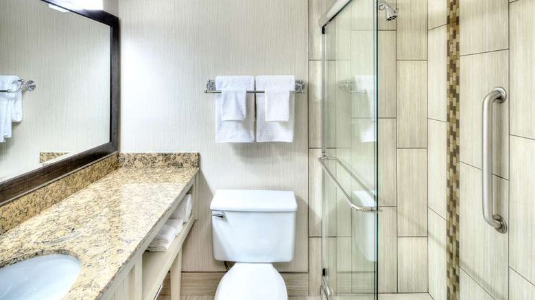 <b>DoubleTree by Hilton Milwaukee Downtown Room</b>. Images powered by <a href="https://iceportal.shijigroup.com/" title="IcePortal" target="_blank">IcePortal</a>.
