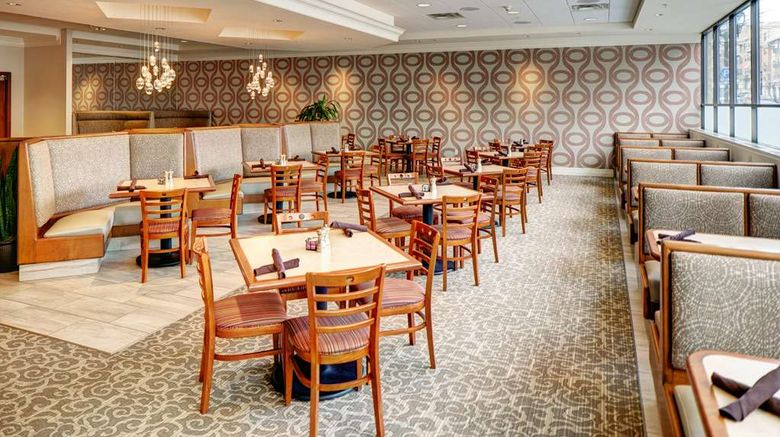 <b>DoubleTree by Hilton Milwaukee Downtown Restaurant</b>. Images powered by <a href="https://iceportal.shijigroup.com/" title="IcePortal" target="_blank">IcePortal</a>.