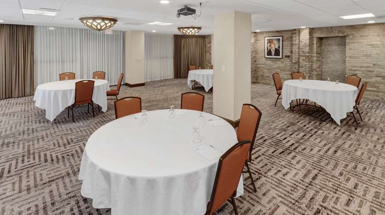 <b>Hilton Garden Inn Milwaukee Downtown Meeting</b>. Images powered by <a href="https://iceportal.shijigroup.com/" title="IcePortal" target="_blank">IcePortal</a>.