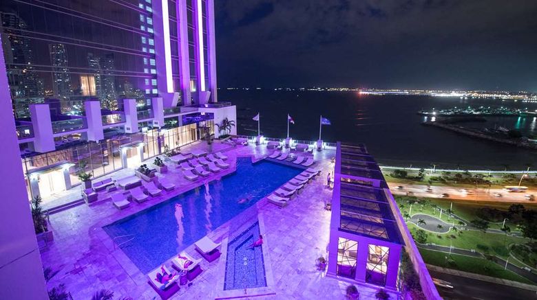 <b>Hilton Panama Pool</b>. Images powered by <a href="https://iceportal.shijigroup.com/" title="IcePortal" target="_blank">IcePortal</a>.