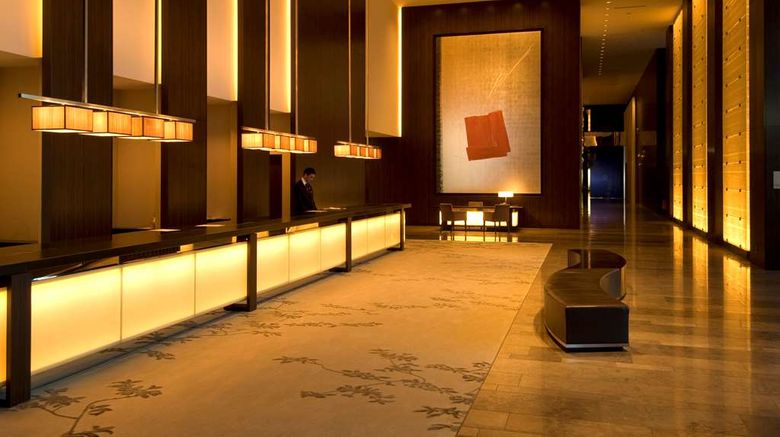 <b>Conrad Tokyo Lobby</b>. Images powered by <a href="https://iceportal.shijigroup.com/" title="IcePortal" target="_blank">IcePortal</a>.